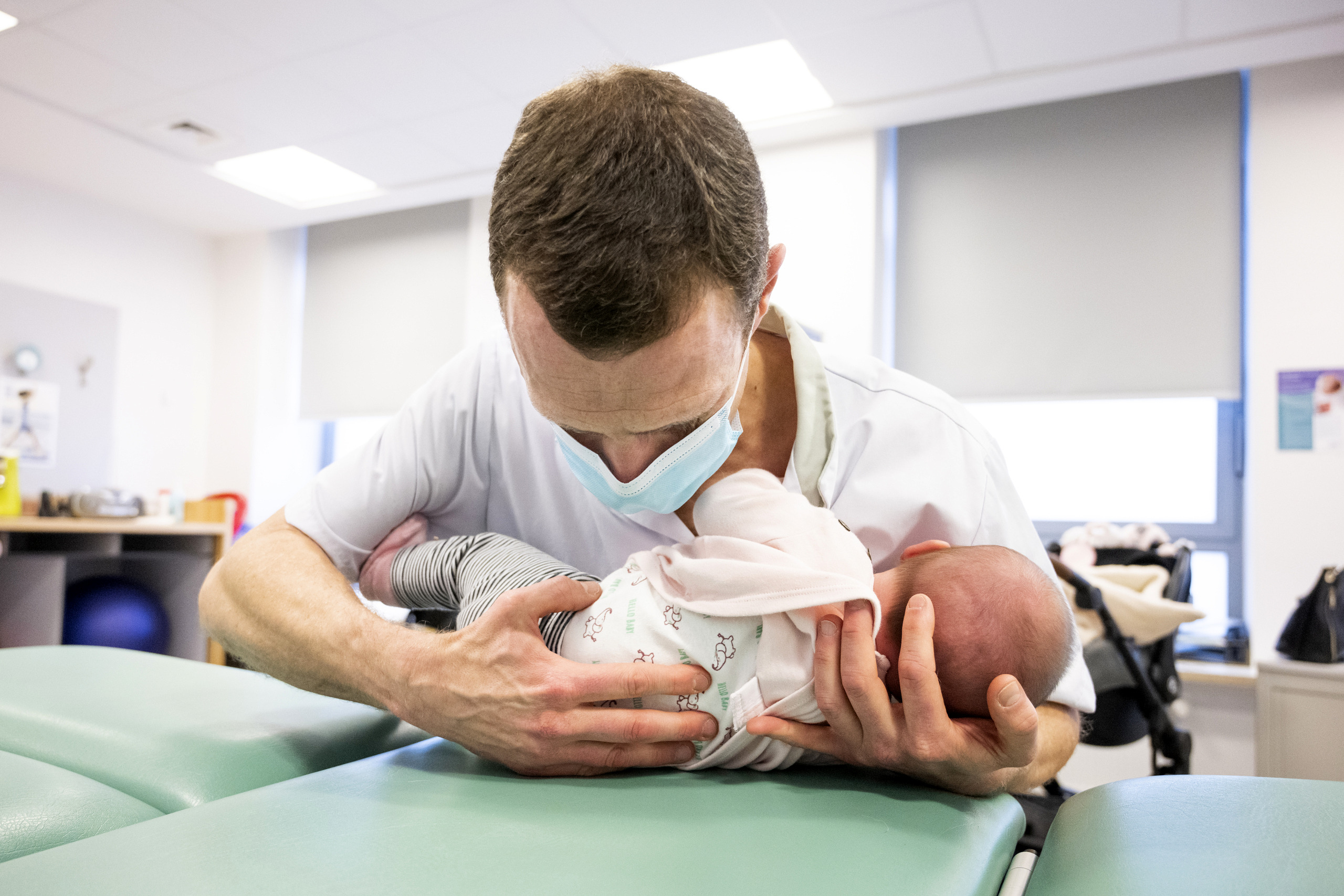 L’ostéopathie, pour favoriser le bien-être des bébés et des mamans à Tournai