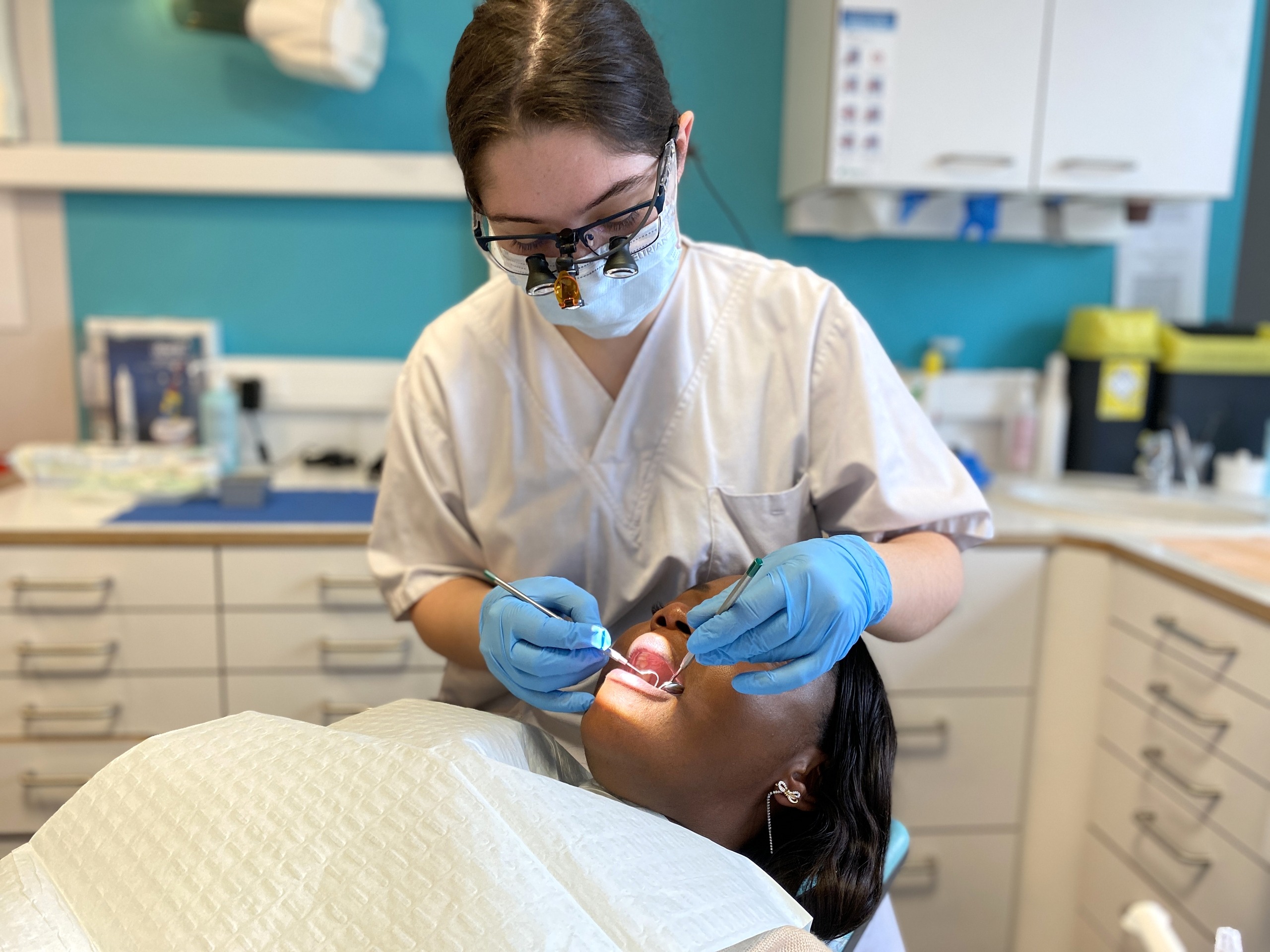 Une spécialiste de l'hygiène bucco-dentaire accueille les patients dCHwapi.