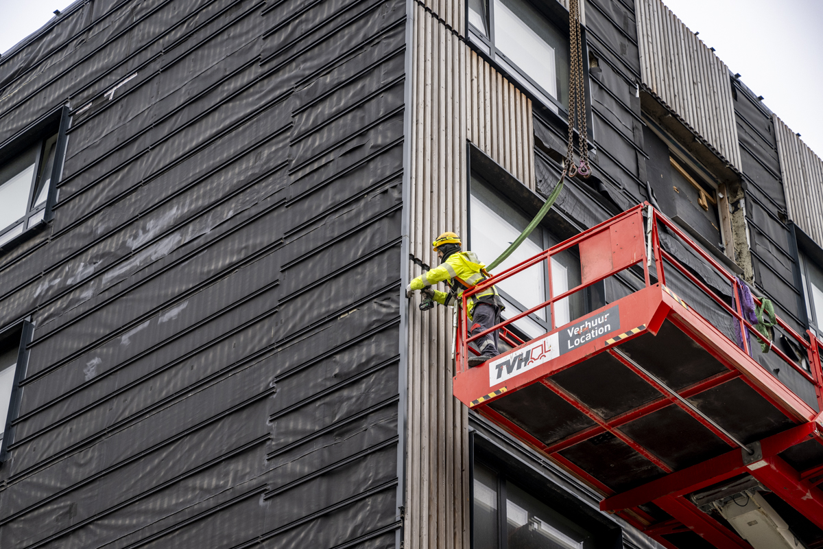 Déconstruction du bâtiment endommagé par une grue